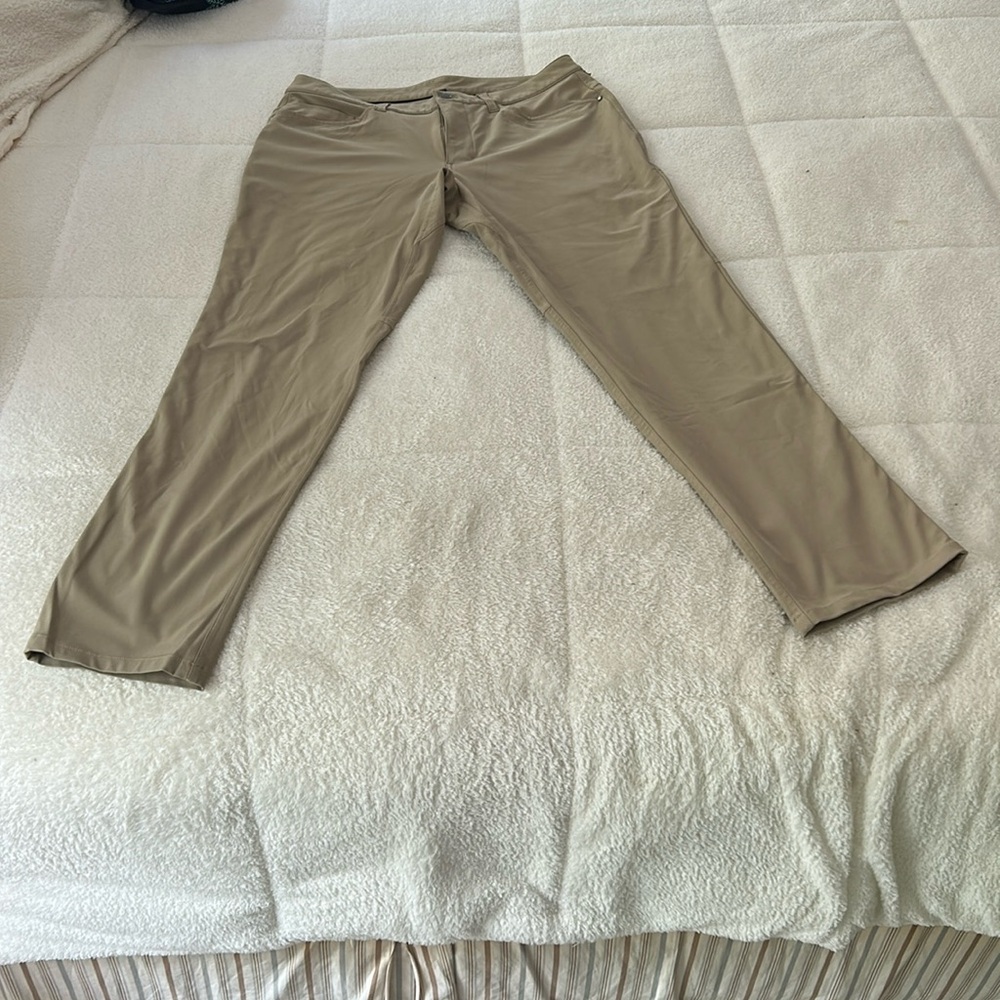 Men’s Lululemon ABC classic fit pants.